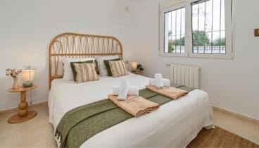 Dormitorios con cama doble y aire acondicionado descanso y confort asegurados