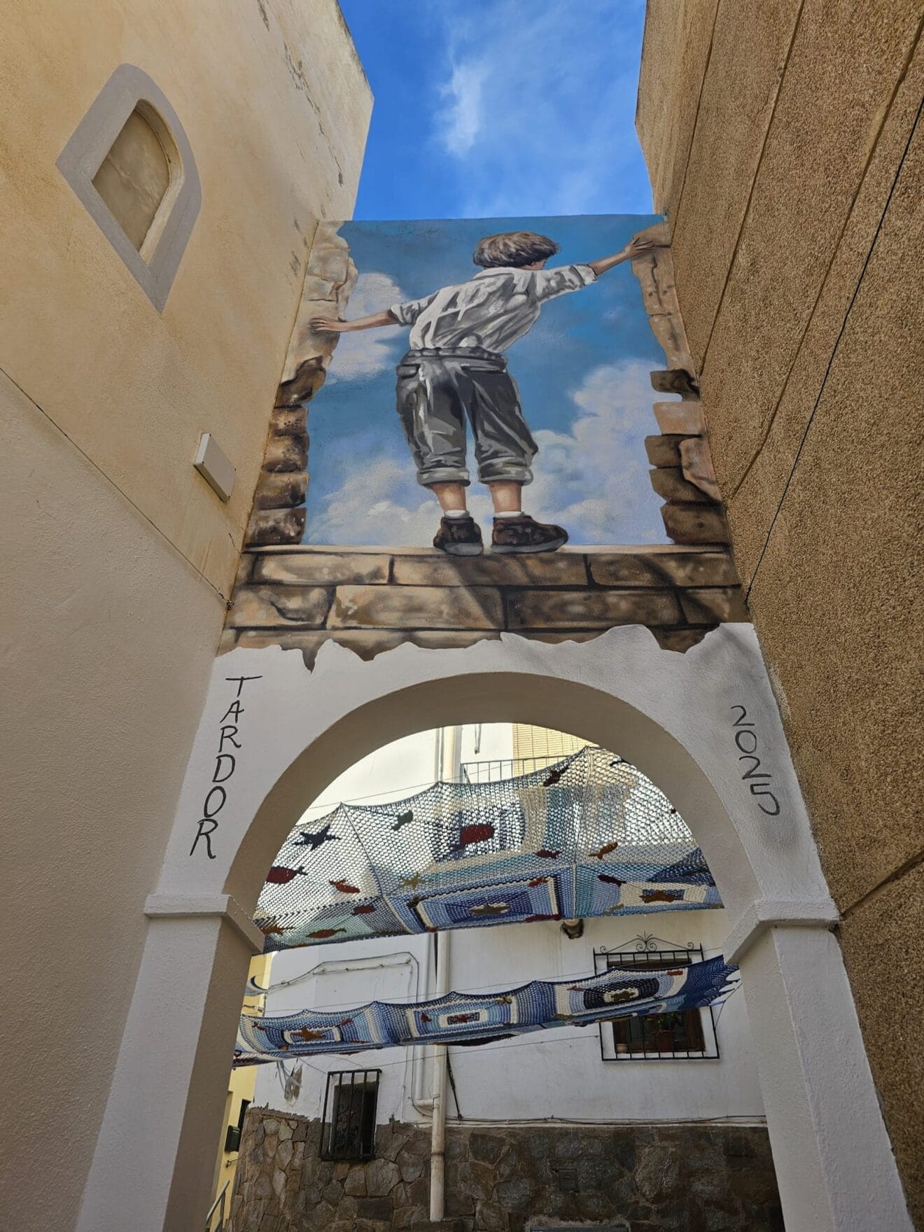 El arte urbano de Tardor Roselló dinamiza el casco antiguo de Calp