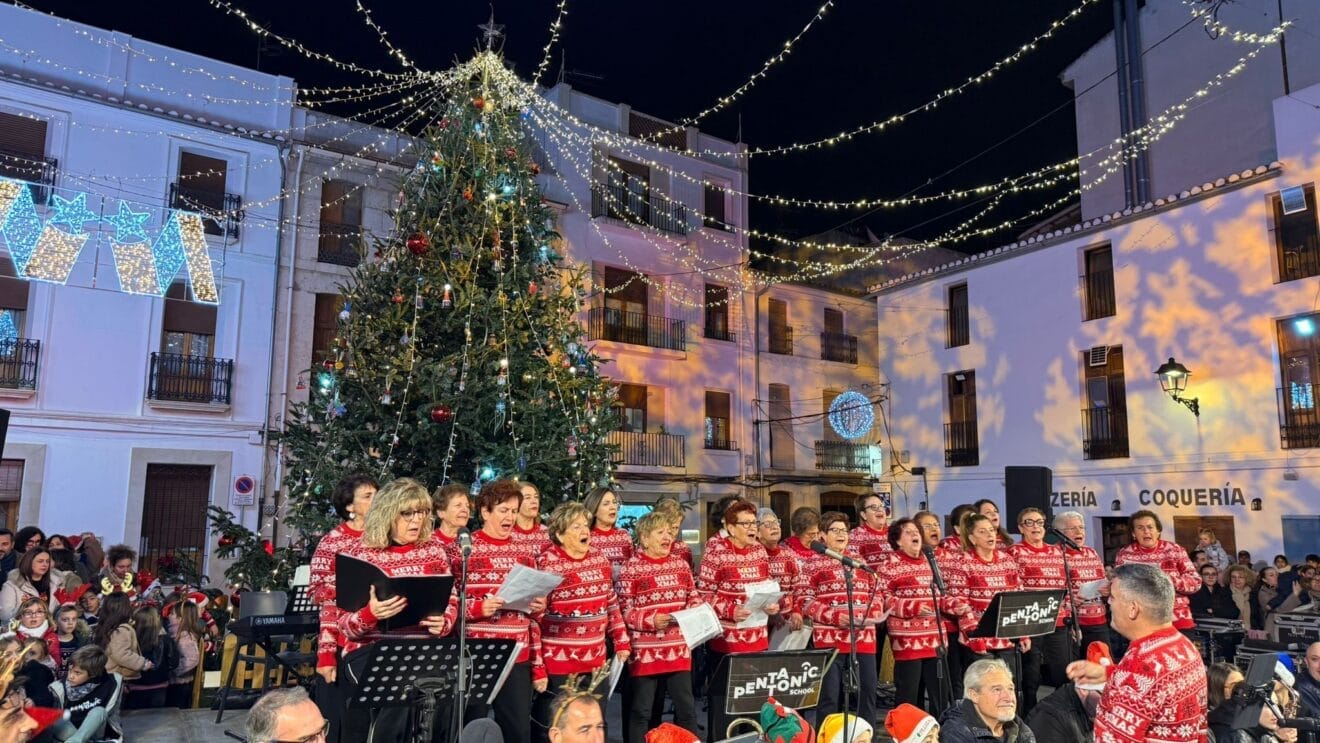 El coro de les Mestresses de Casa durante el encendido navideño de Benissa