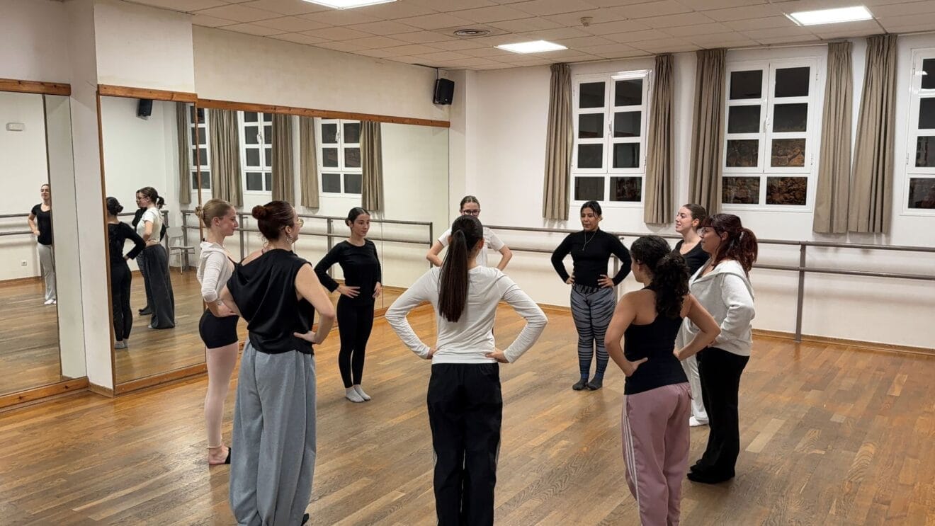 El grupo realiza un pase completo de la coreografía en el local de ensay