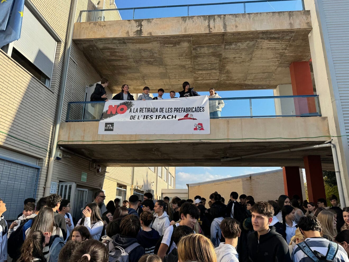 El Sindicat d’Estudiants del IES Ifach con la pancarta de protesta