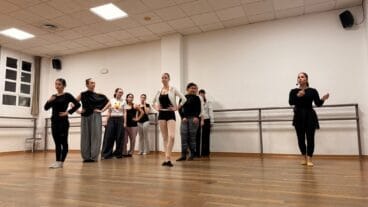Ensayo del grupo de bailarinas en Calp, con la coreografía prevista para la cabalgata de Reyes de Benitatxell