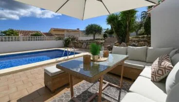 Entorno exterior con piscina ideal para compartir momentos en grupo