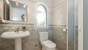 Espacios de baño bien distribuidos prácticos para estancias largas