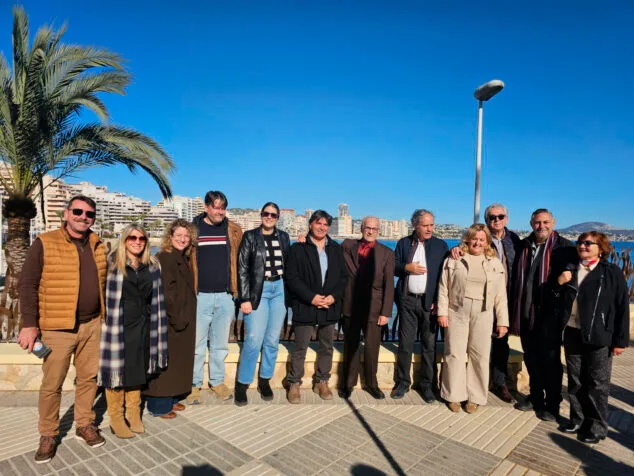 Una pradera de Posidonia de hierro galvanizado inmortaliza el vínculo entre Calp, el mar y la pesca 2 Imagen: Inauguración de la escultura de Toni Marí en homenaje a la historia marinera de Calp