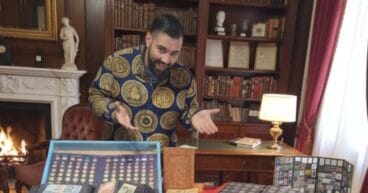 jose juan junto a sus monedas