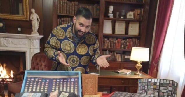 jose juan junto a sus monedas