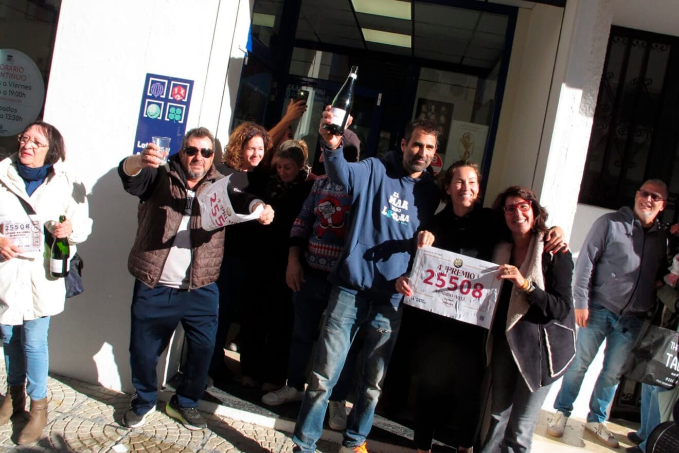 La administración El Fortí celebra junto a la Agrupación Musical de Teulada premio de la lotería