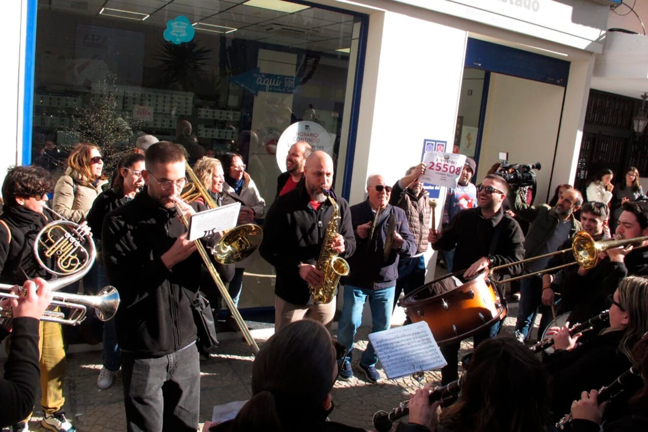 La Agrupación Musical de Teulada celebrando el cuarto premio de la lotería de Navidad este 2025