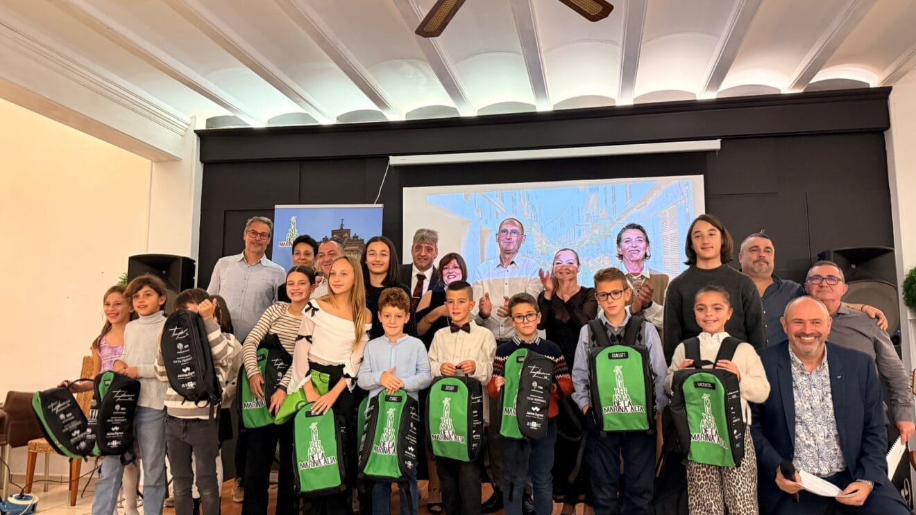 La xicalla de la Muixeranga de la Marina Alta junto a sus patrocinadores de las nuevas mochilas