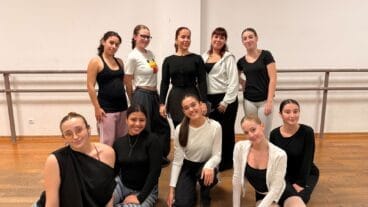 Las bailarinas y la coreógrafa Ada Arbona en el último ensayo del baile para la cabalgata