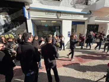 Los afortunados celebrando el 4 premio de la Lotería de Navidad en Moraira