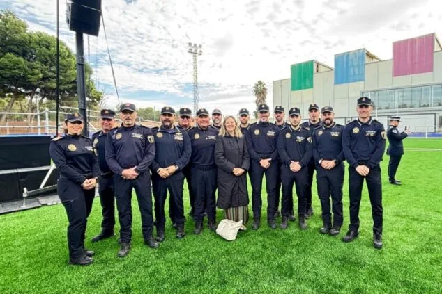 Paiporta homenajea a la Policía Local de Pedreguer, Benitatxell y Calp por su ayuda tras la DANA de octubre de 2024 3 Imagen: Los agentes de Benitatxell en el homenaje en Paiporta