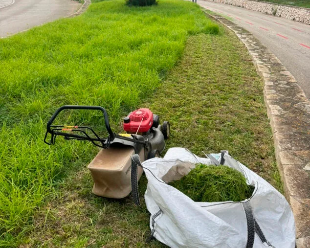Benitatxell reorganiza Poble Net contra las malas hierbas y los pinos secos en su término municipal 4 Imagen: Mantenimiento de parques i servicios en Benitatxell