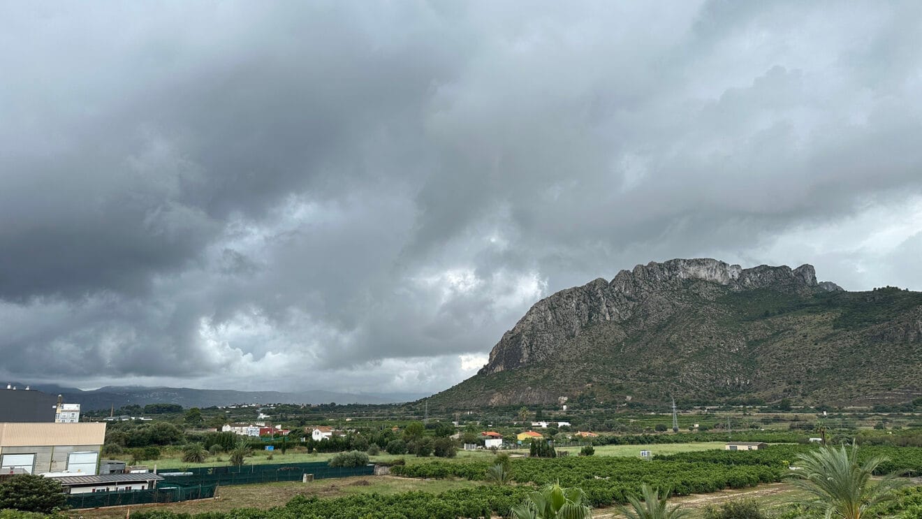 Nubes sobre la Serra de Segària