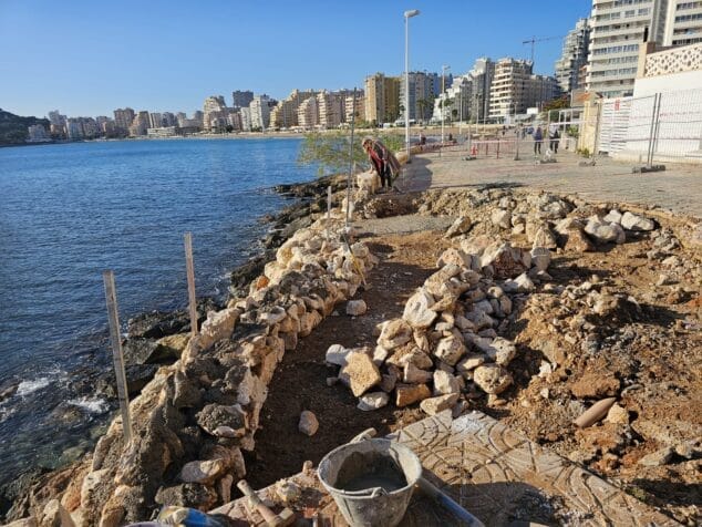 Imagen: Obras de reconstrucción del muro del Paseo de la playa La Fossa de Calp