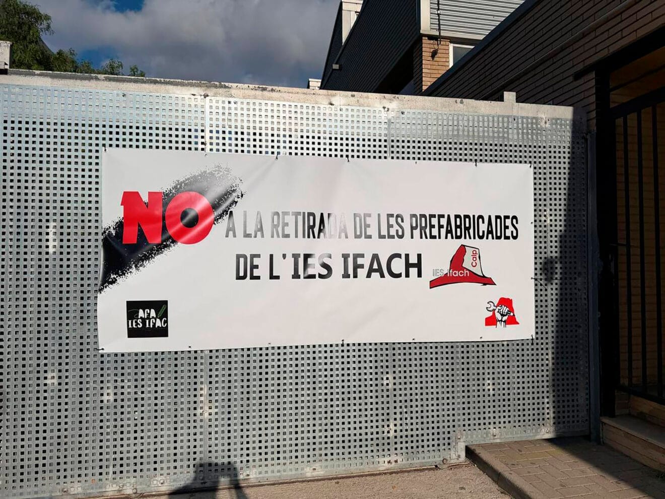 Pancarta contra la retirada de aulas en el IES Ifac de Calp del Sindicat d’Estudiants