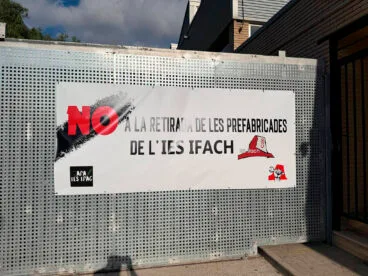 Pancarta contra la retirada de aulas en el IES Ifac de Calp del Sindicat d’Estudiants
