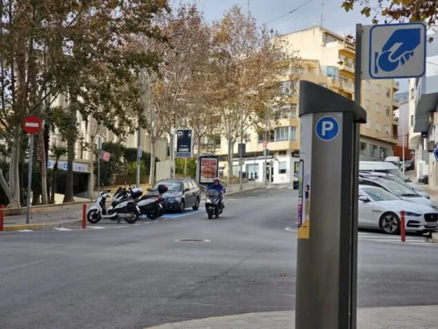 La zona azul de Calp ya es una realidad: el próximo martes arranca la fase de prueba 1 Imagen: Parquímetro de la zona azul de Calp