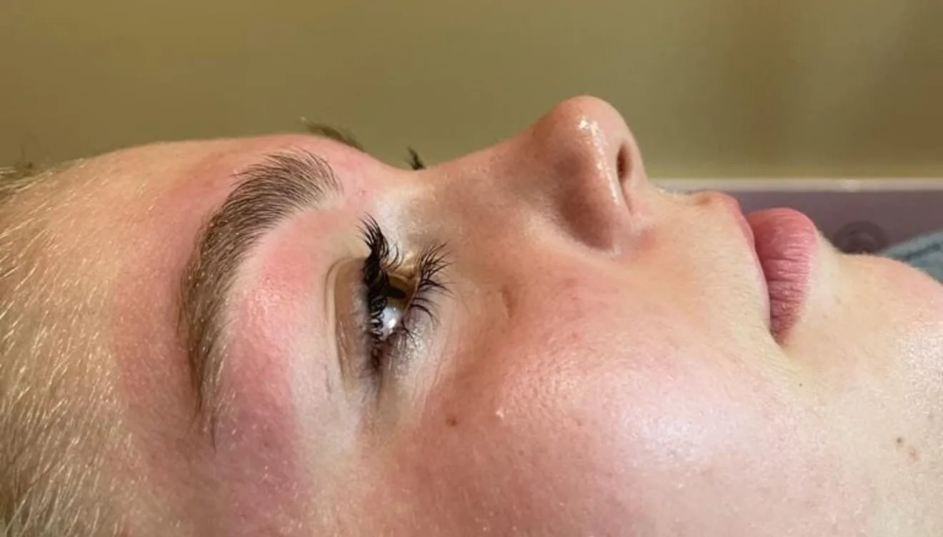 Peinados, manicuras, pedicuras, cejas y pestañas, en Nou Estil hacen DE TODO