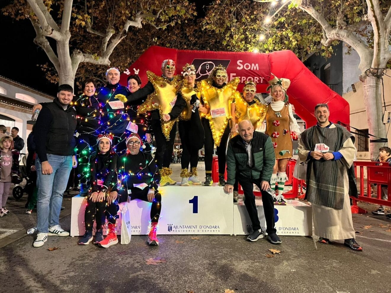 Personas premiadas por los mejores disfraces en la XV Cursa de Sant Silvestre de Ondara