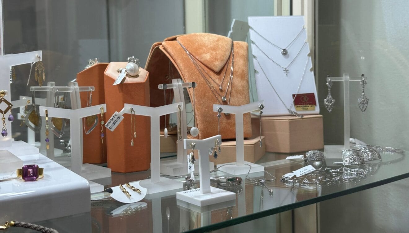 Piezas de oro y plata que combinan artesanía y estilo