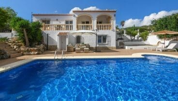 Piscina privada de 10 x 5 metros disfruta del sol en un entorno exclusivo