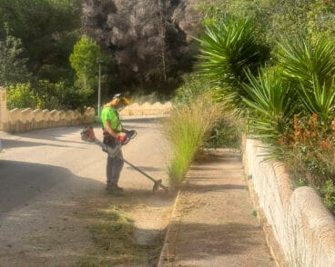 Poda de malas hierbas en el término municipal de Benitatxell