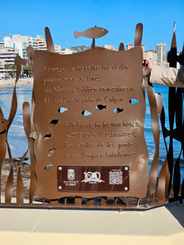 Una pradera de Posidonia de hierro galvanizado inmortaliza el vínculo entre Calp, el mar y la pesca 4 Imagen: Poemas escrito por el calpino Joaquín Roselló en la nueva escultura frente al mar de Calp