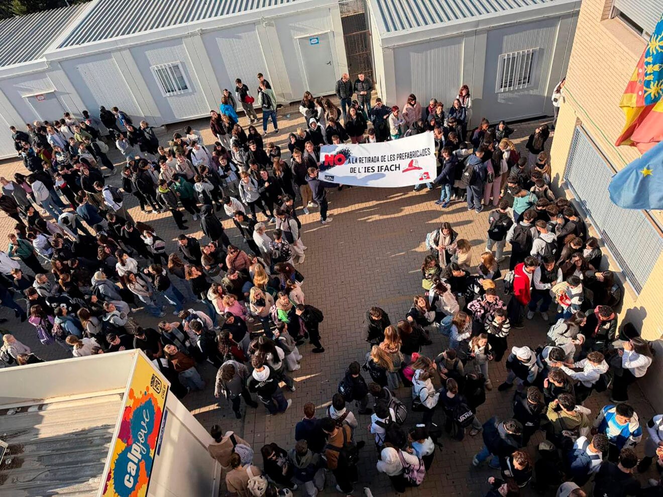 Protesta del alumnado en el IES Ifac de Calp contra la retirada de aulas prefabricadas
