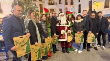 Representantes del Ayuntamiento de Benissa en el encendido de luces junto a Papá Noel y sus elfos