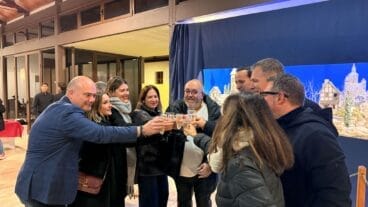 Representantes del Ayuntamiento de Benissa junto a David Ivars en la inauguración del Belén