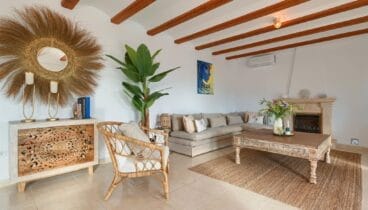 Salón de Casa Lulu espacio luminoso con Smart TV y zona de relax acogedora