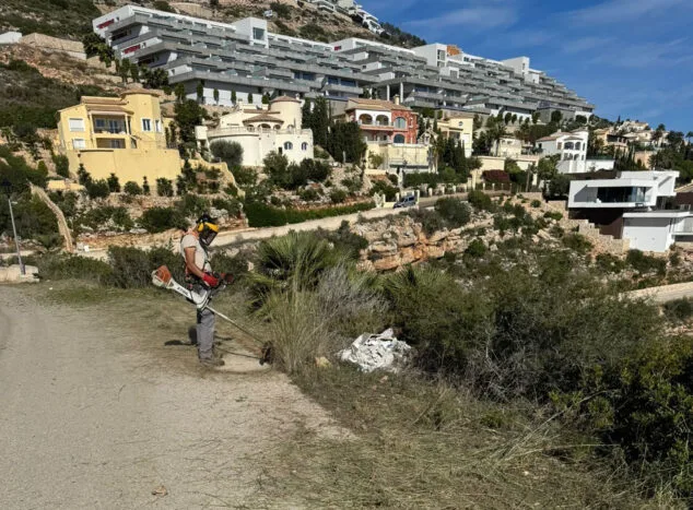 Benitatxell reorganiza Poble Net contra las malas hierbas y los pinos secos en su término municipal 1 Imagen: Servicio municipal de poda de malas hierbas en las urbanizaciones de Benitatxell
