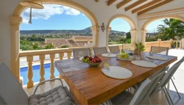 Terraza cubierta de Casa Lulu espacio exterior perfecto para comer y relajarse al aire libre