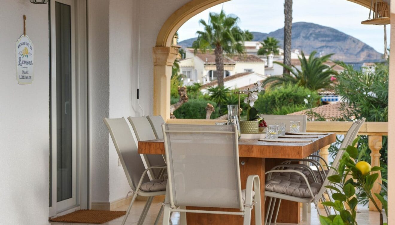 Terraza exterior de Casa Lulu comedor al aire libre con vistas y total tranquilidad