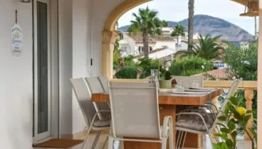 Terraza exterior de Casa Lulu comedor al aire libre con vistas y total tranquilidad
