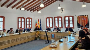 Toni Signes Costa asume la Alcaldía de Gata de Gorgos tras el relevo pactado en el gobierno 7 toni signes toma el relevo como alcalde del pspv en el ayuntamiento de gata de gorgos