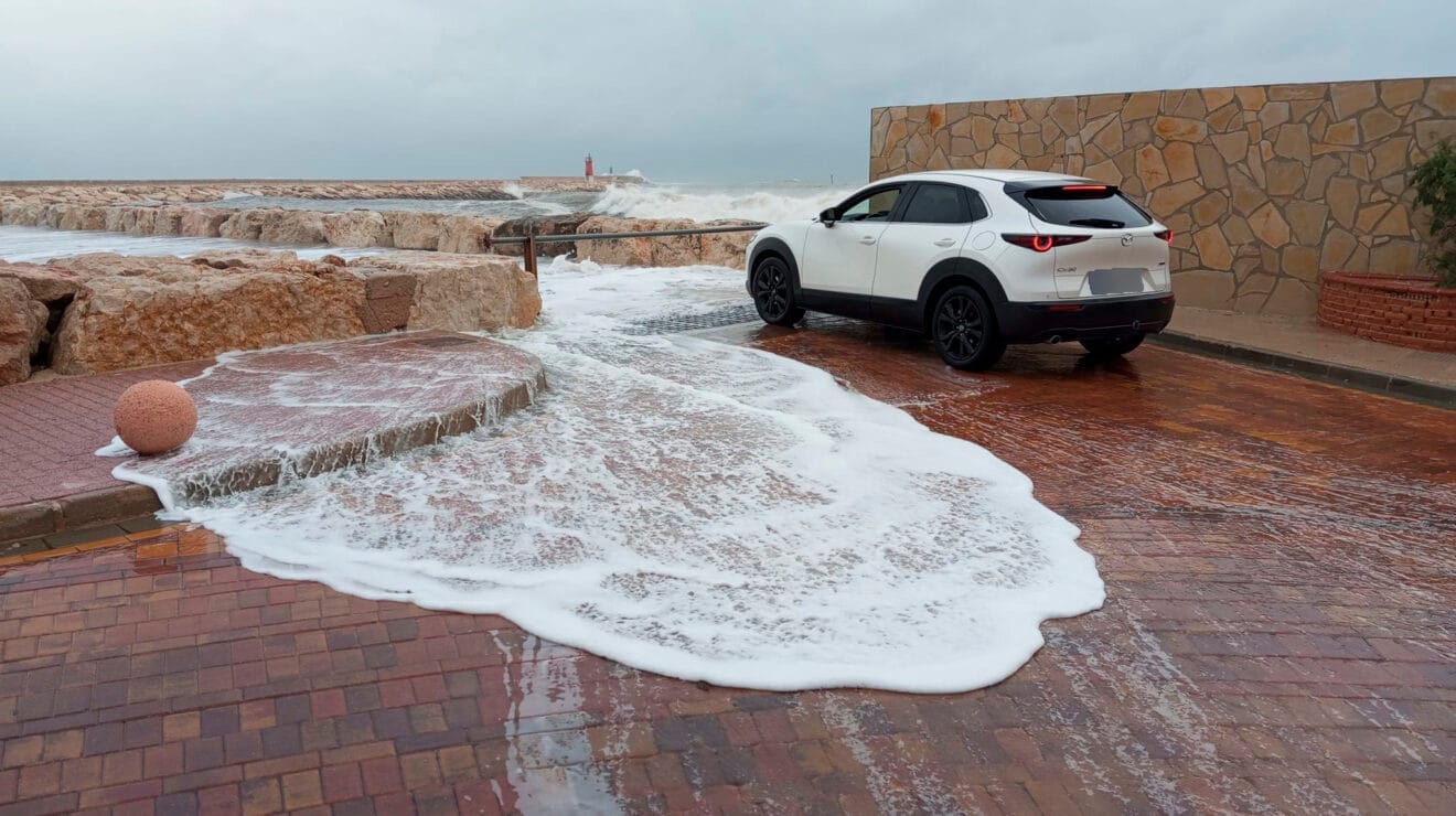Vehículo estacionado frente al temporal de mar en Dénia