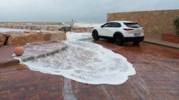 Vehículo estacionado frente al temporal de mar en Dénia