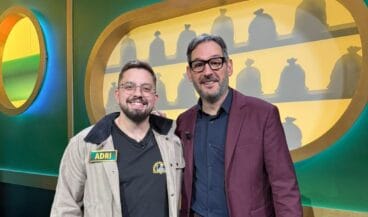 adri martinez posa junto al presentador eugeni alemany durante su participacion en el programa a la saca de a punt 1