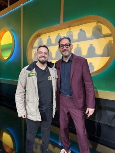 Adri Martínez posa junto al presentador Eugeni Alemany durante su participación en el programa «A la saca» de À Punt