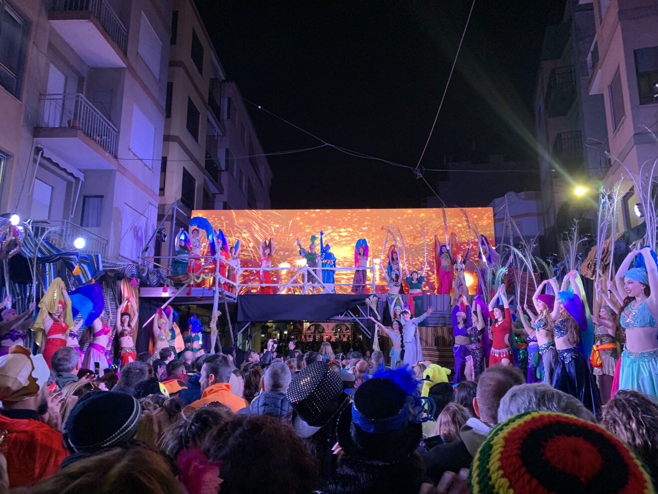 'Aladín' beim Festival d'Arts Cèniques 2024 des Karnevals von Pego