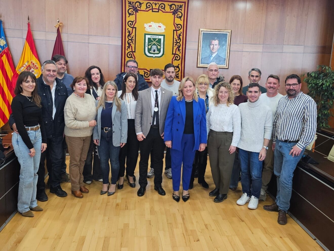 Álex Coca con la corporación  municipal