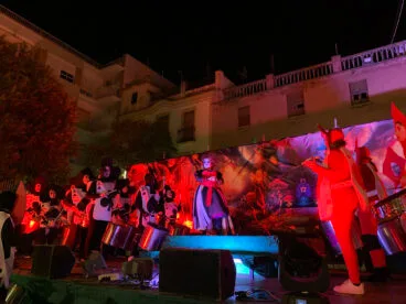 ‘Alicia en el país de las Maravillas’ en el Festival d’Arts Escèniques 2024 del carnaval de Pego
