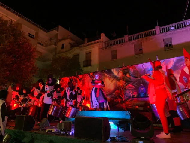 alicia en el pais de las maravillas en el festival darts esceniques 2024 del carnaval de pego