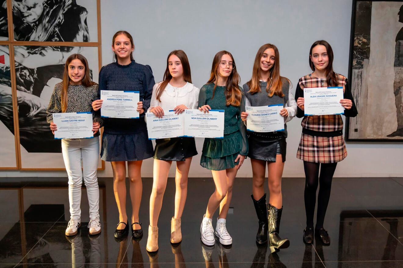 Alumnas de Pedreguer en la entrega de los Premios Extraordinarios al Rendimiento Académico en Primaria 24-25