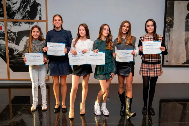 Imagen: Alumnas de Pedreguer en la entrega de los Premios Extraordinarios al Rendimiento Académico en Primaria 24-25