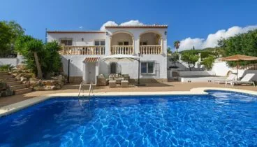 Amplia piscina de Villa Lulu en Benitachell ideal para vacaciones en familia