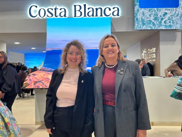 Imagem: Ana Sala, prefeita de Calp, e Mireia Ripoll, vereadora de Planejamento Turístico, na Fitur 2026.